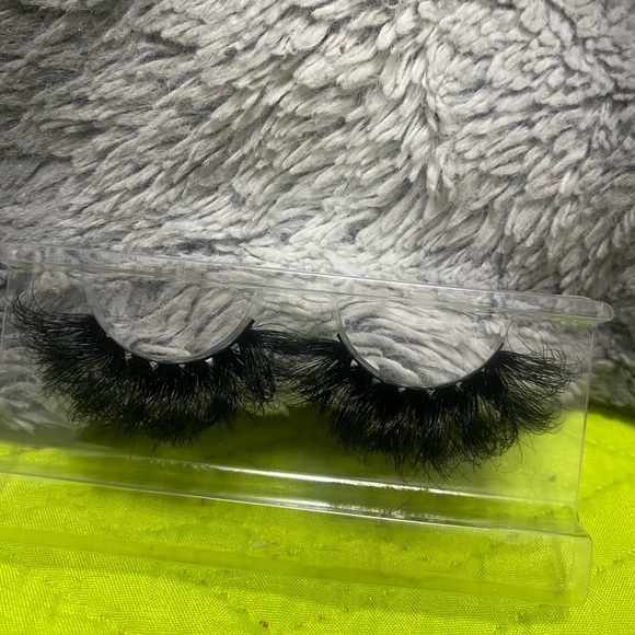 Voluminous Black Lashes for Dramatic Looks - Picture 2 of 4